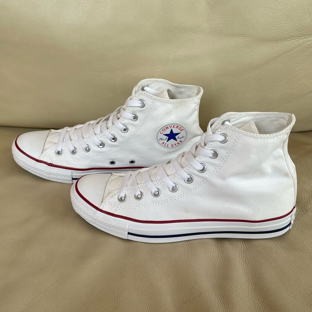 Chuck Taylor All Star Classic, size 9.
UNISEX HIGH TOP SHOE